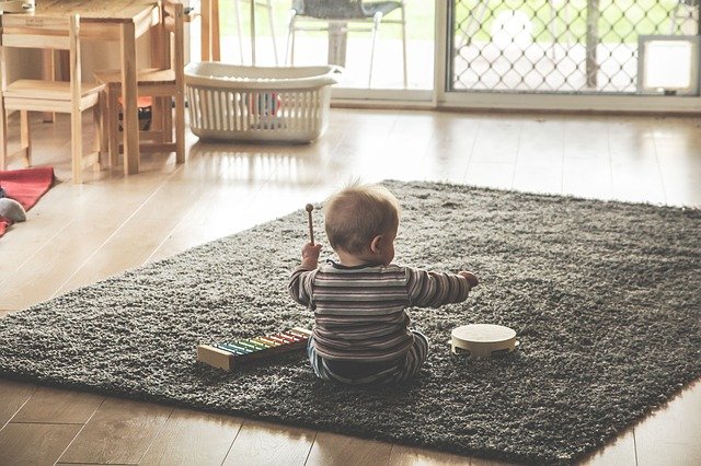 Zabawy dla dzieci w domu rozwijające zmysły